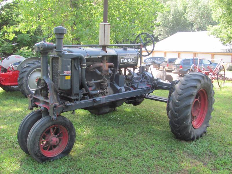 lot 6 image: Farmall F20 Antique Tractor