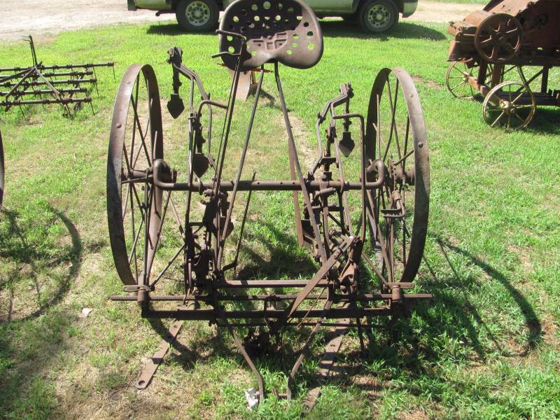 John Deere Antique Horse Drawn Cultivator | Kasota July Deals Auction ...