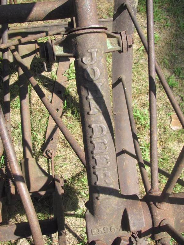 lot 3 image: John Deere Antique Horse Drawn Cultivator