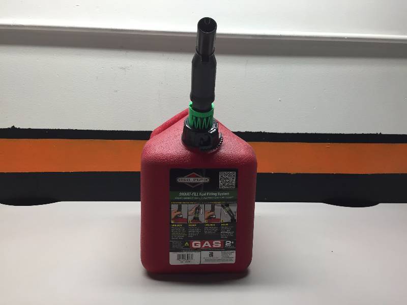 lot 24 image: BRIGGS AND STRATTON SMART-FILL 2 GALLON GAS CAN, DUST PANS (5)