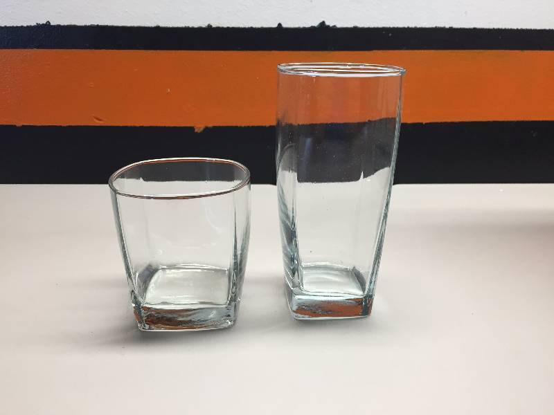 lot 22 image: ANCHOR HOCKING GLASSES 1 BROKEN