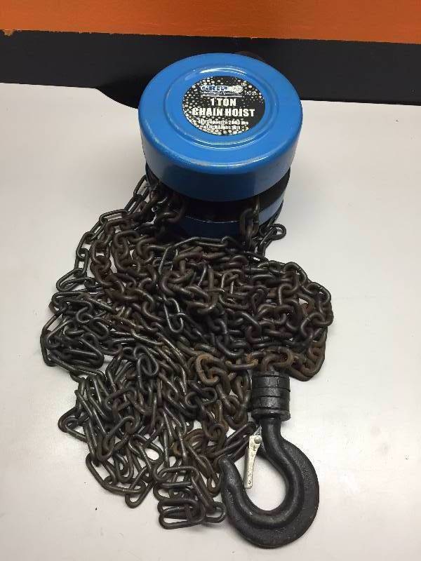 lot 34 image: GRIP 1 TON CHAIN HOIST, REMINGTON LIMB AND TRIM ELECTRIC CHAIN SAW