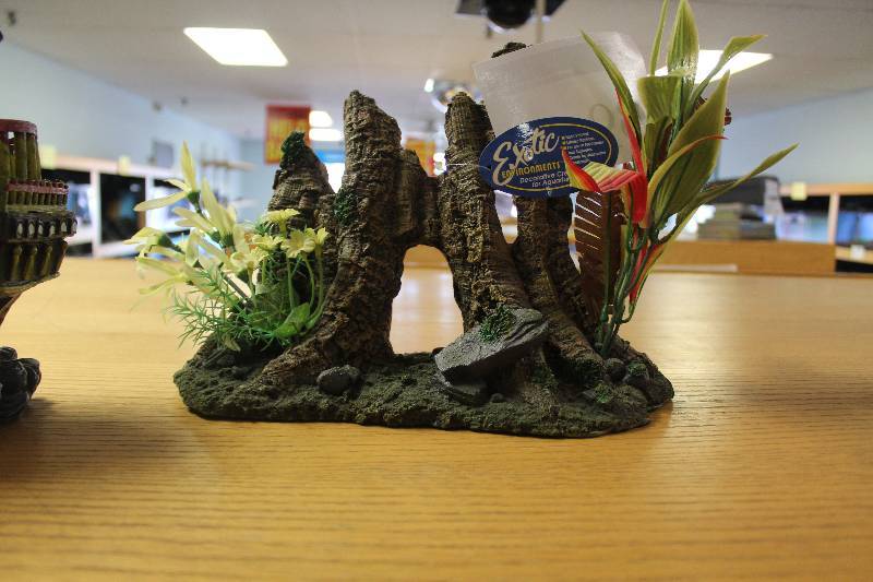 lot 239 image: Aquarium Decorations