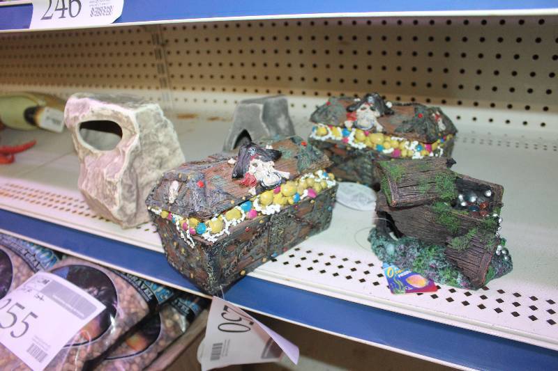 lot 250 image: Shelf Lot of Aquarium Decorations