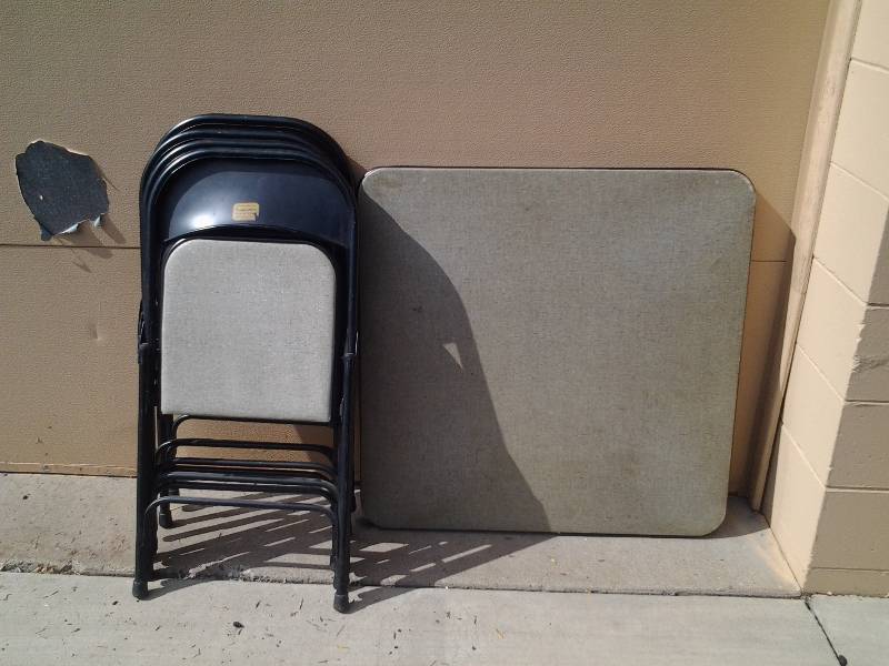 Samsonite Card Table With 4-Folding Chairs