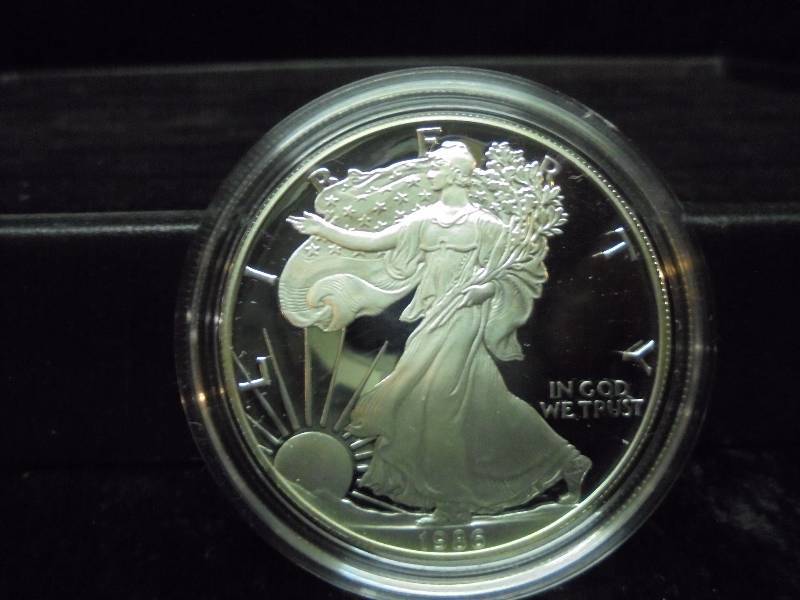 1986 American Eagle Silver Dollar in Velvet Display