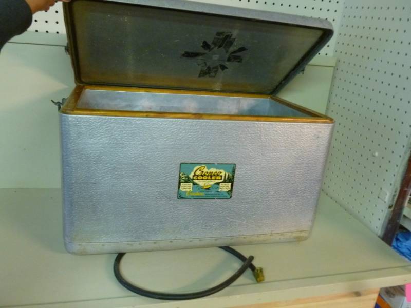 lot 8 image: Vintage Aluminum Cooler