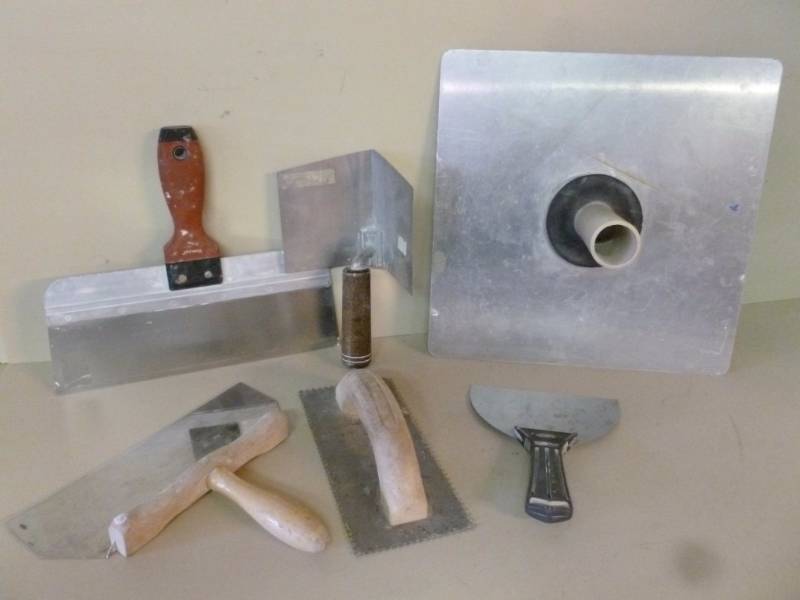 lot 140 image: Sheetrock Mudding Tools