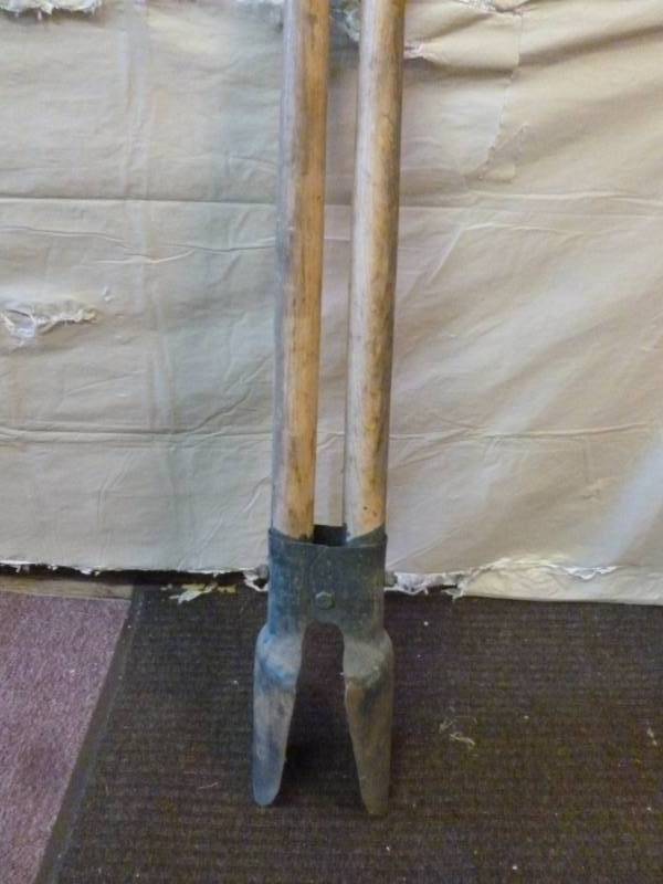 lot 250 image: Post Hole Digger