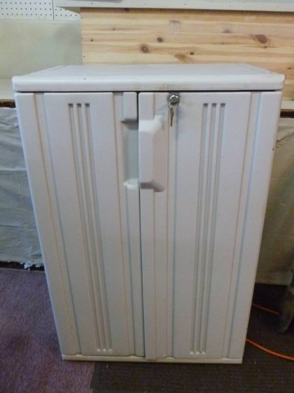 lot 264 image: Rubbermaid Cabinet