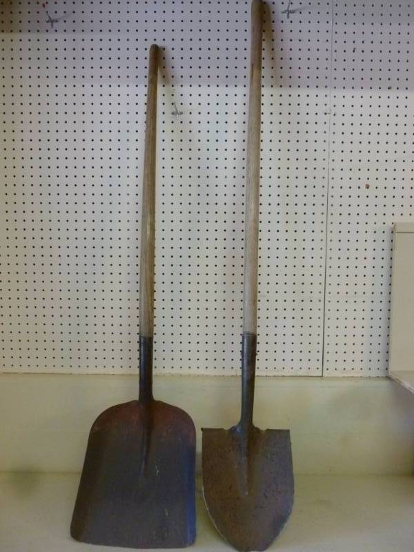 lot 281 image: Shovels