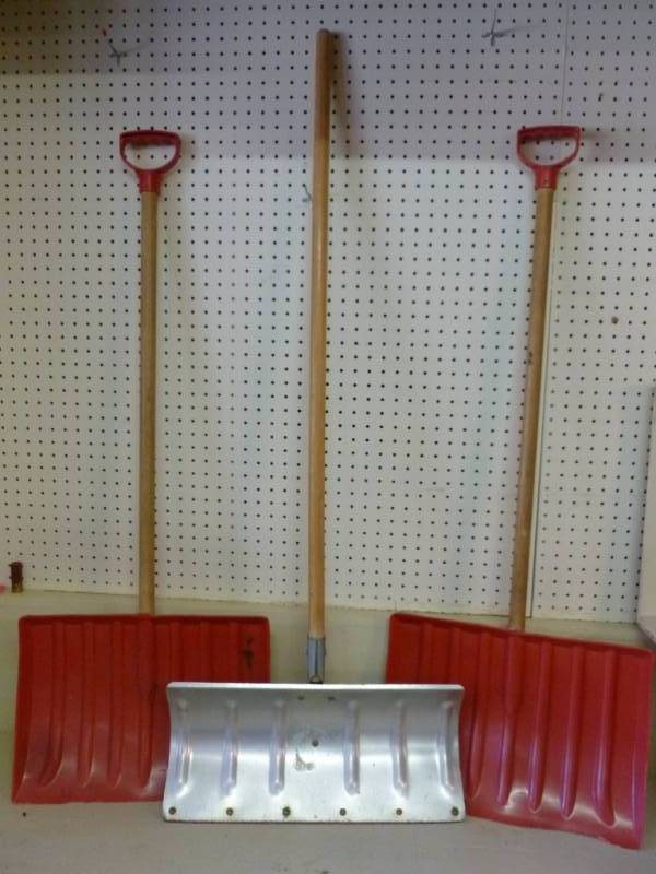 lot 284 image: Snow Shovels