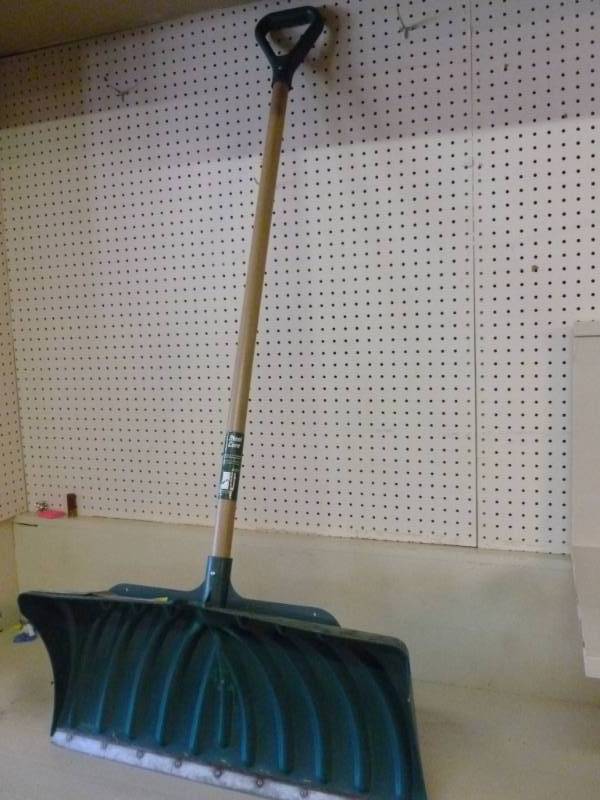 lot 285 image: Snow Shovel