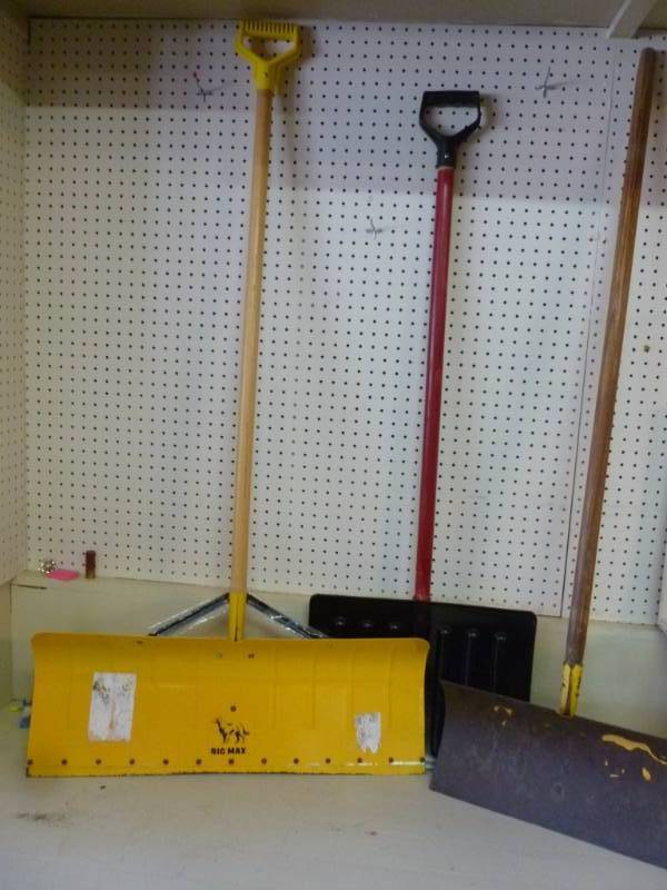 lot 286 image: Snow Shovels