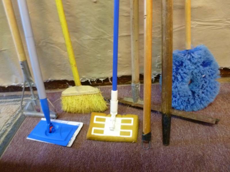 lot 289 image: Floor Cleaning Items
