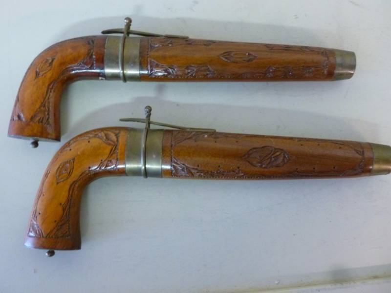 lot 334 image: Pistol Knives