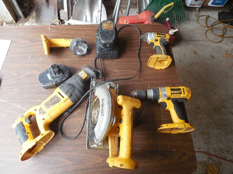 lot 3 image: DEWALT 18VOLT CORDLESS COMBO SET