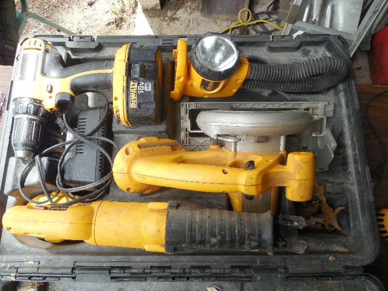 lot 4 image: DEWALT 18VOLT CORDLESS COMBO SET