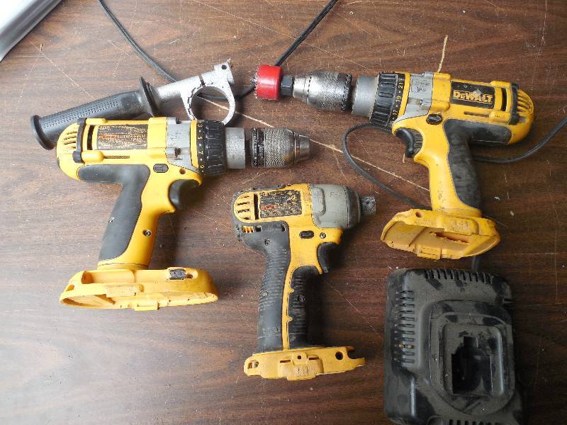 lot 5 image: 3 DEWALT 18 VOLT CORDLESS DRILLS