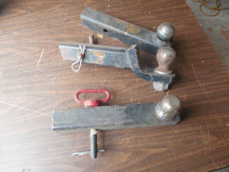 lot 10 image: 3 RECIVER HITCHES