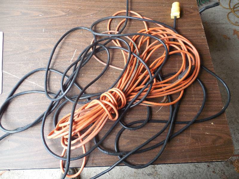 lot 14 image: 2 EXTENSION CORDS