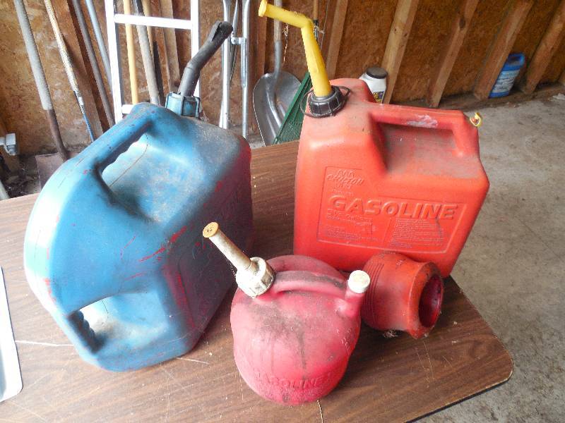 lot 16 image: 3 GAS CANS
