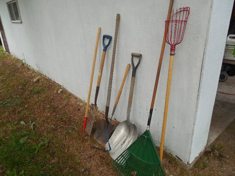 lot 18 image: 7 YARD TOOL LOT