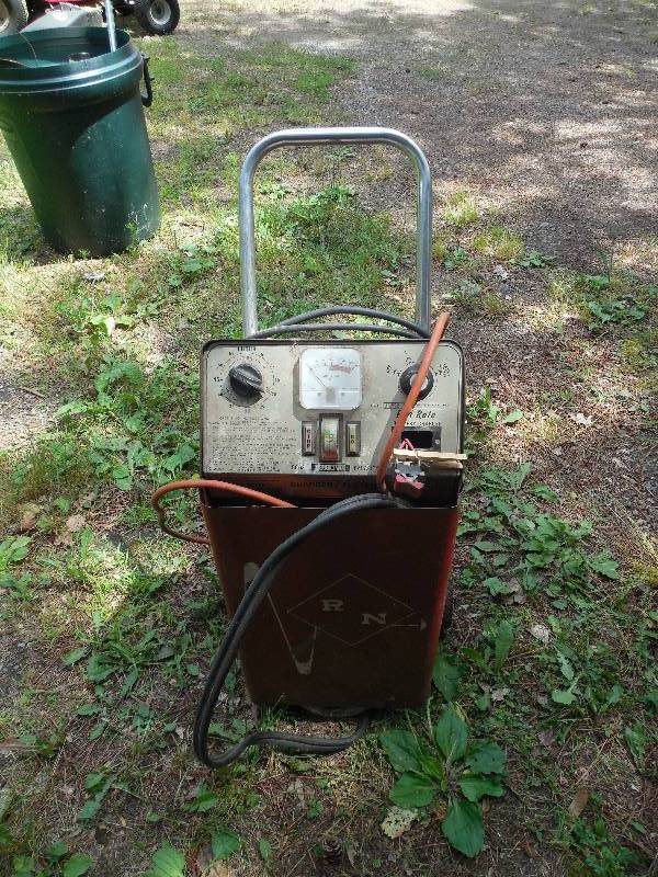 lot 22 image: BATTERY CHARGER  BOOSTER