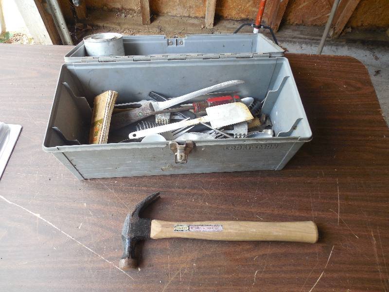 lot 27 image: TOOL BOX AND TOOLS