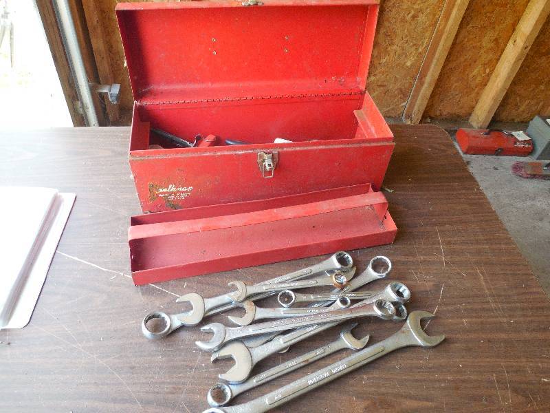 lot 30 image: TOOL BOX WITH BIG WRENCHES