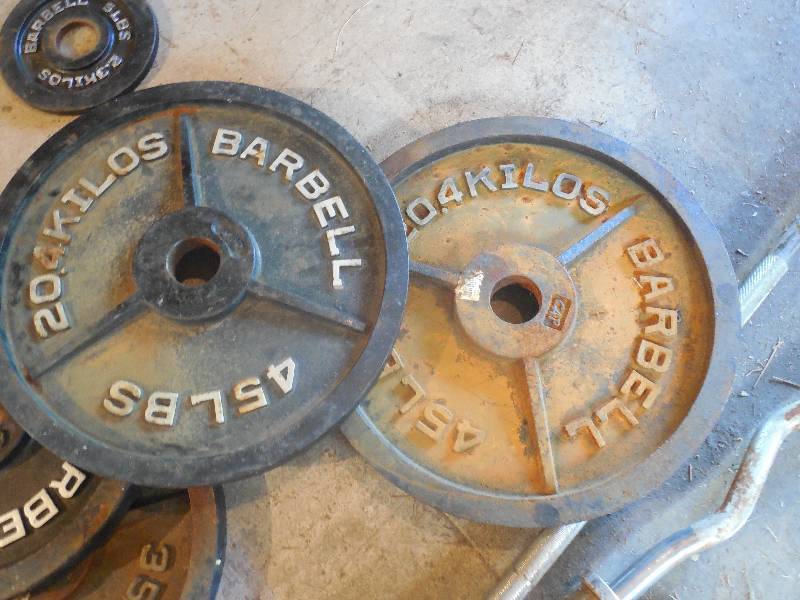 lot 38 image: LIFTING WEIGHT SET