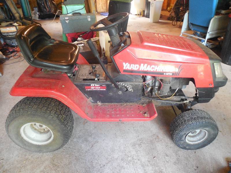 lot 51 image: RIDING LAWN MOWER