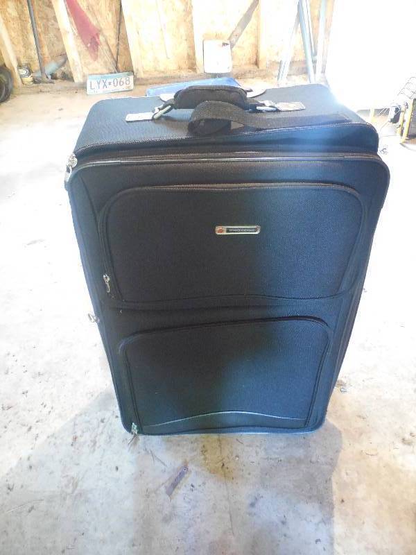 lot 52 image: LUGGAGE SUITCASE WITH WHEELS