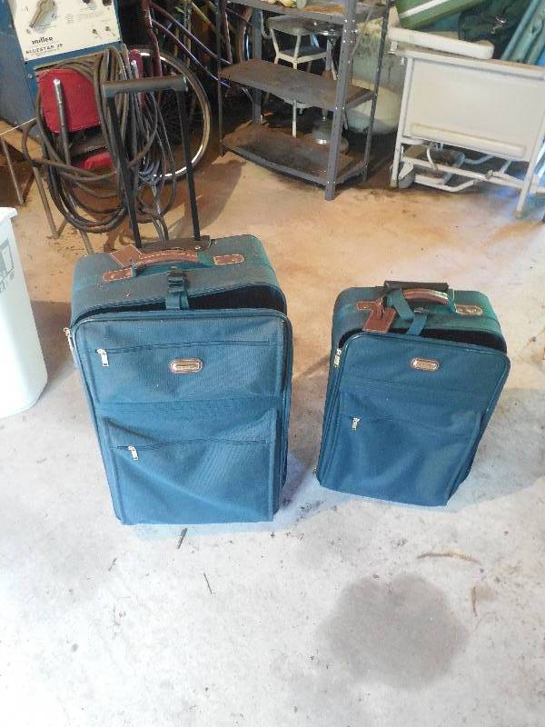 lot 54 image: SET OF 2 LUGGAGE SUITCASE