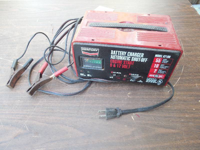 lot 69 image: CENTURY BATTERY CHARGER