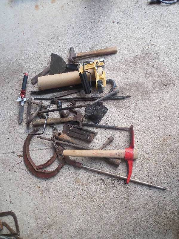 lot 72 image: RANDOM LOT OF HAND TOOLS