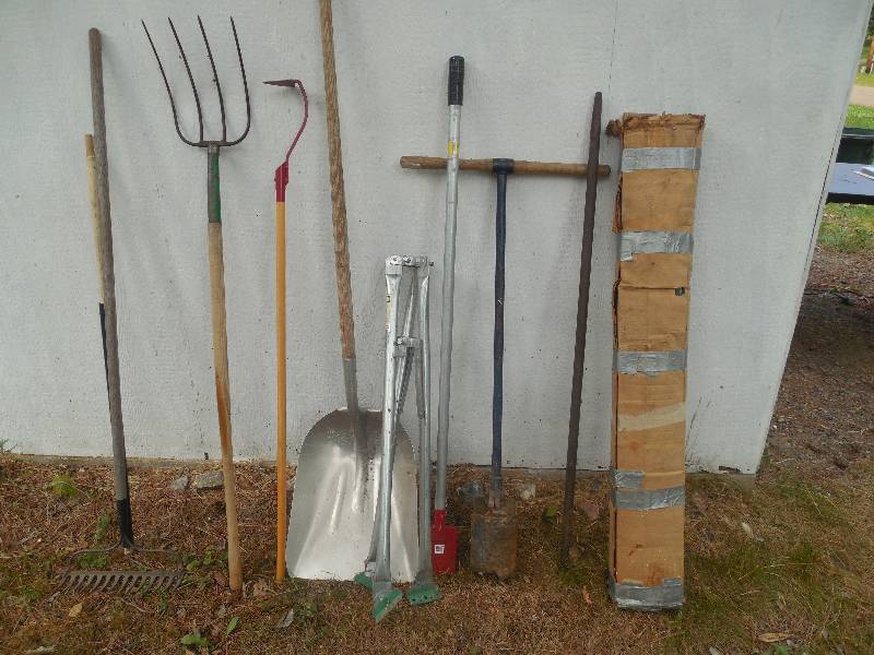 lot 80 image: (10) PIECE RANDOM YARD TOOL LOT