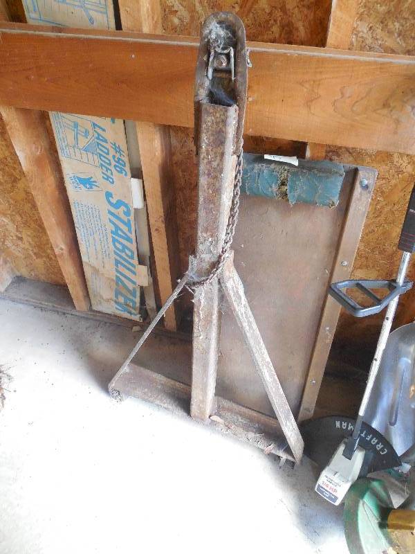 lot 87 image: UNIVERSAL HITCH WITH COUPLER