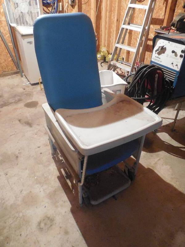 lot 104 image: MEDICAL CHAIR WITH WHEELS