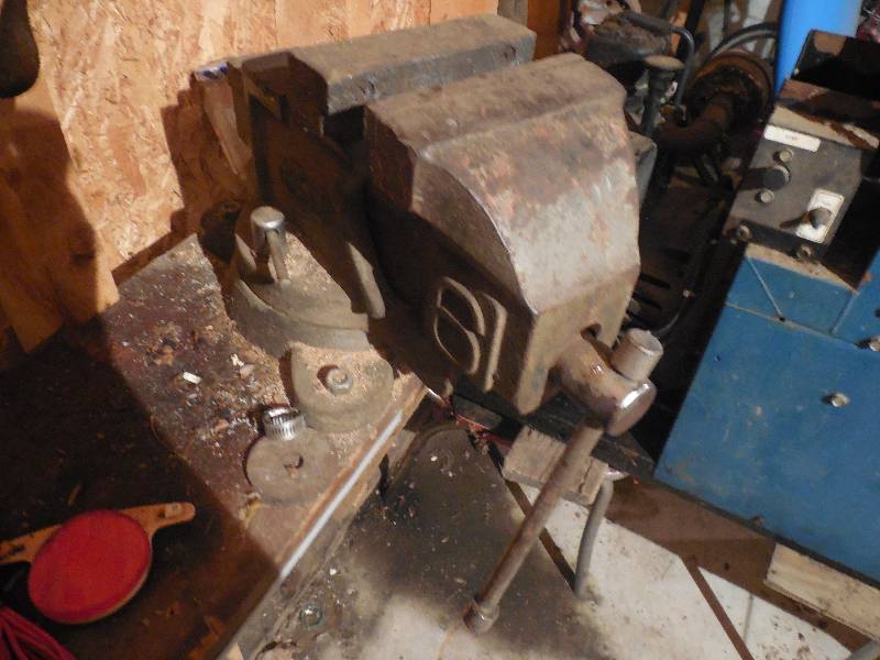 lot 106 image: HEAVY DUTY BENCH VISE