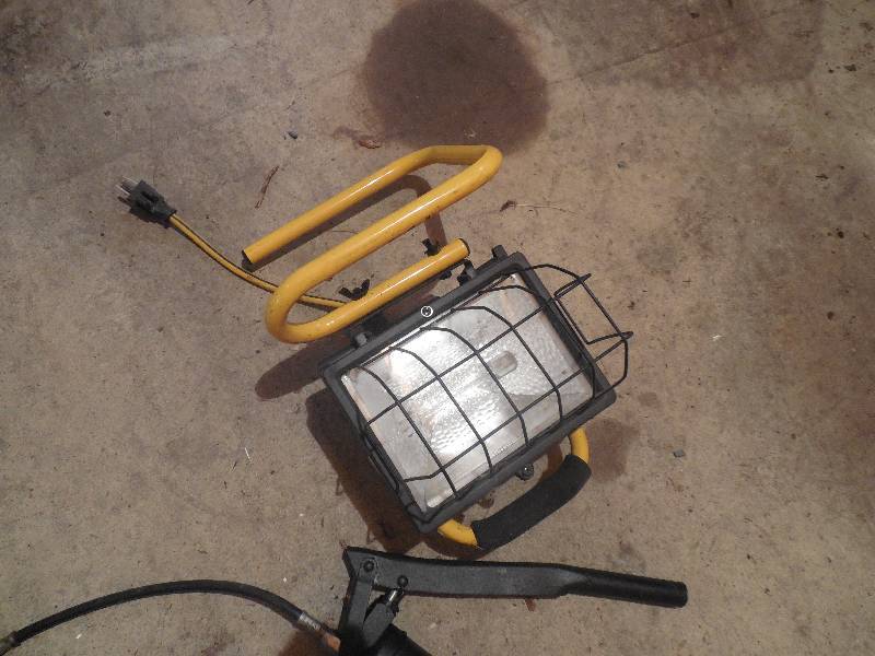 lot 113 image: SHOP LIGHT & GREASE GUN