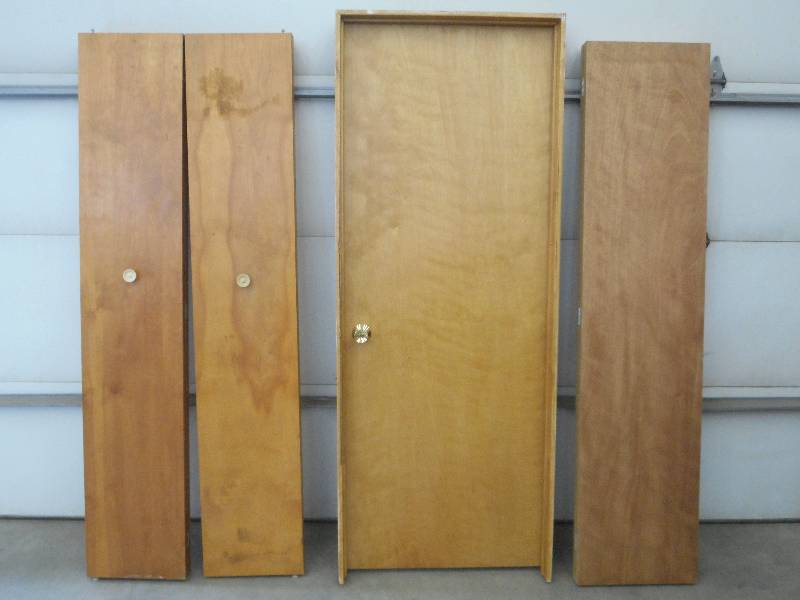 lot 18 image: Lot Of (3) Bi-Fold Closet Doors & (...