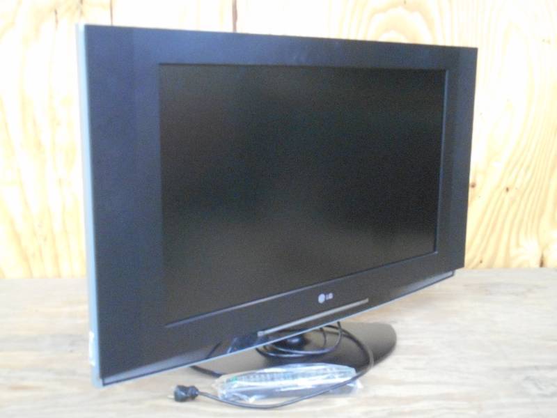lot 29 image: (1) LG Model 32LX4DC Flat Screen T....