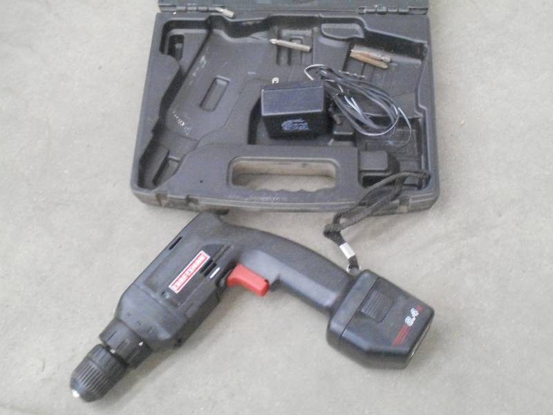 lot 42 image: Craftsman 14.4Volt Cordless Drill S...