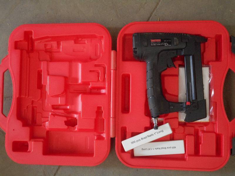 lot 45 image: Craftsman Pneumatic Brad Nailer Wit...