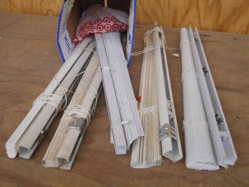 lot 52 image: Lot Of (5) 24 Window Blinds ...