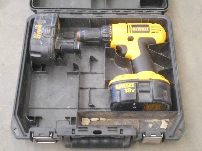 lot 74 image: DeWalt 18Volt Cordless Drill With (...