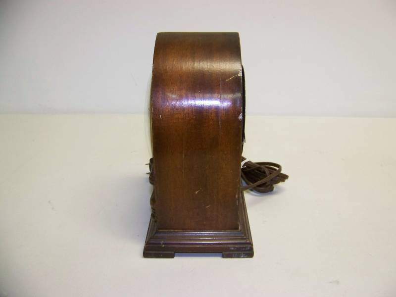 lot 8 image: GE, Telechron, Table Top Clock
