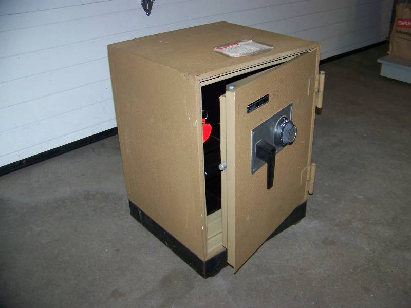 lot 17 image: Montgomery Ward, Meilink, Fire-Resistant, Safe on Wheels with Interior, Lockable Safety Box