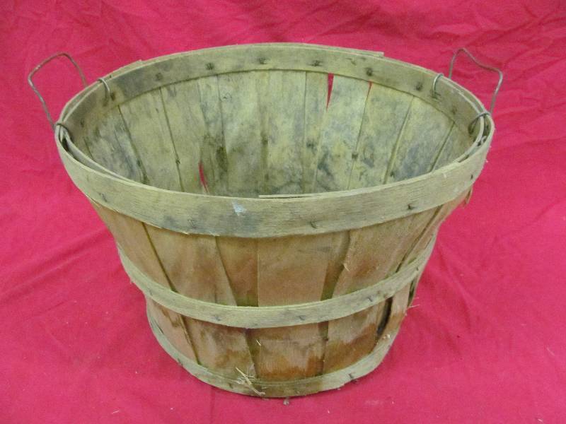 lot 10 image: apple bushel basket